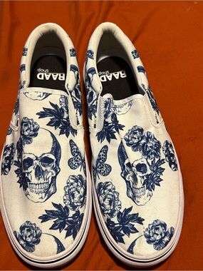 RAAD Shop Men's White & Navy Skull Floral Slip-On Loafers